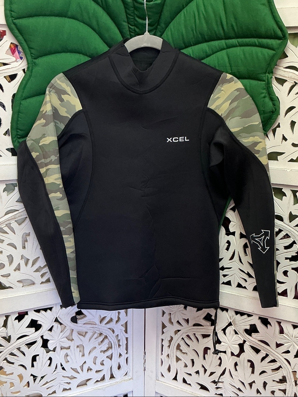 NWOT XCEL neoprene wetsuit jacket. Black and green camo. Size M. Unisex. No zip
